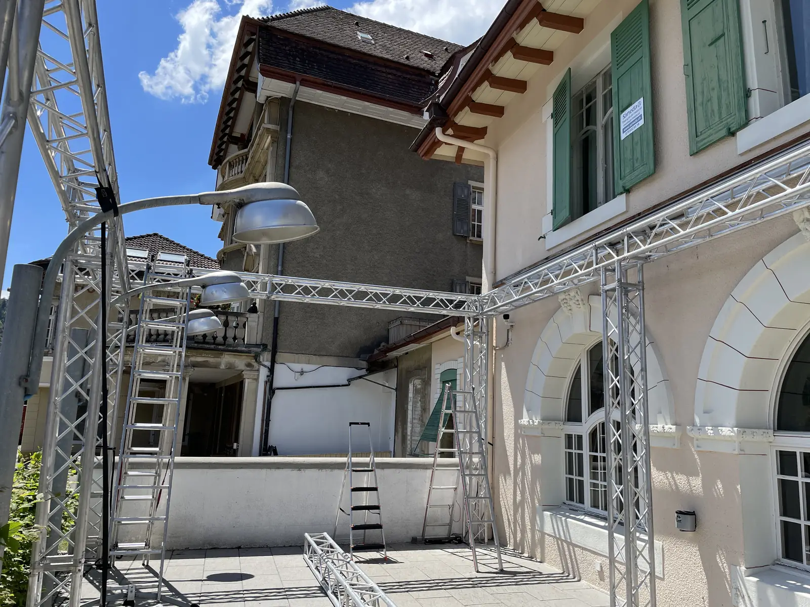 Montage de la structure truss sur la terrasse du Deli Bar en juin 2024, avant la pose des bâches