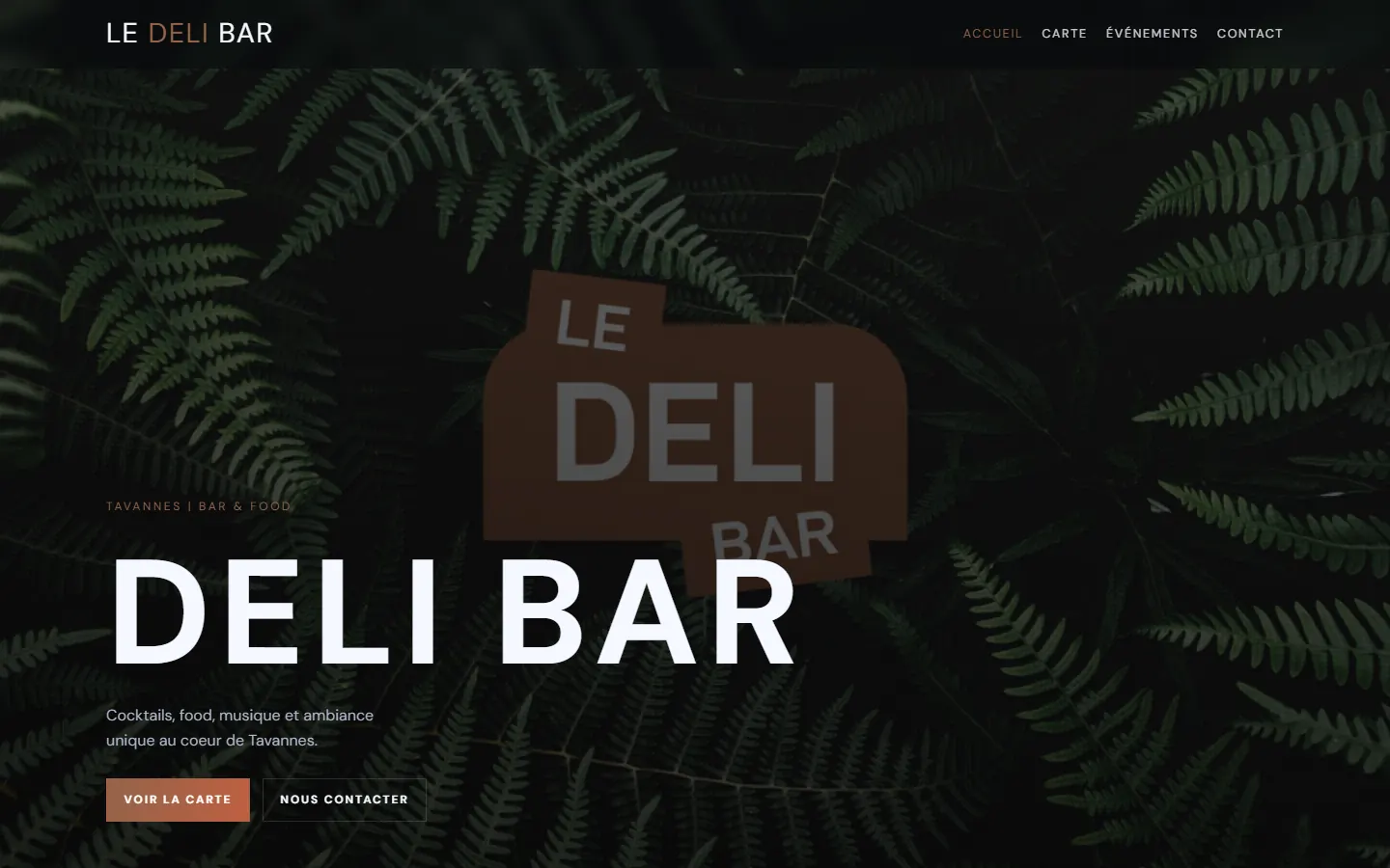 Page d'accueil du site du Deli Bar sur ordinateur : menu, logo du bar et titre « Deli Bar » sur un fond de fougères sombres, boutons « Voir la carte » et « Nous contacter »